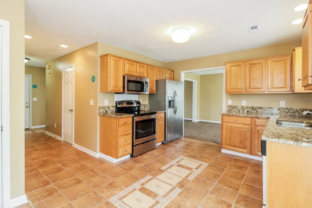 2424 Glen Laurel Dr - Photo 6 of 17
