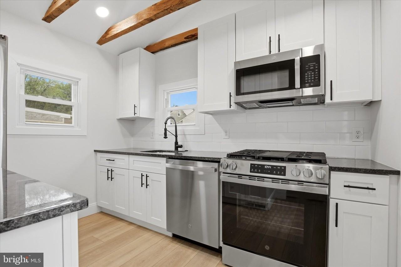 125 Warren St - Photo 6 of 15