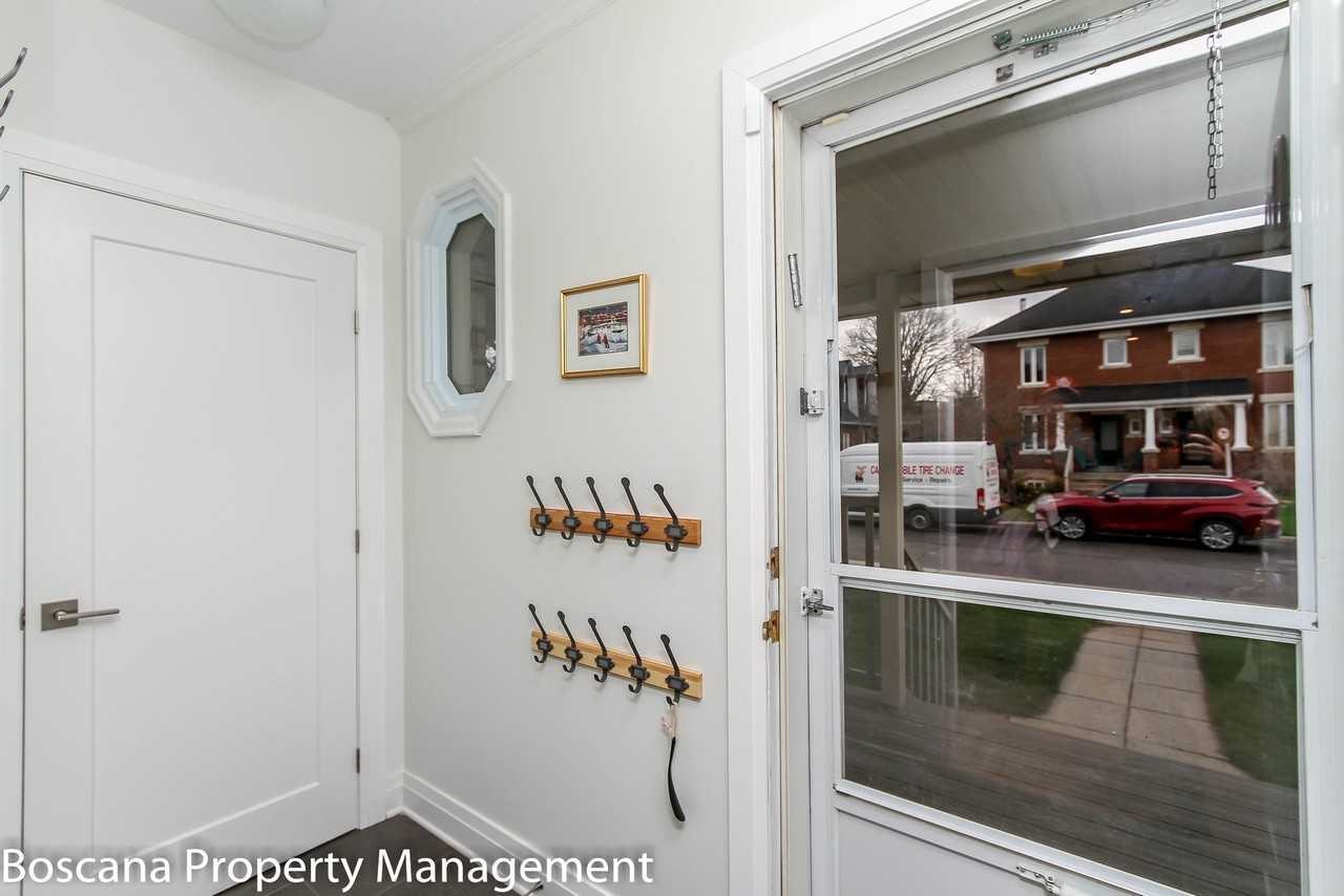 220 Cowley Ave - Photo 5 of 36