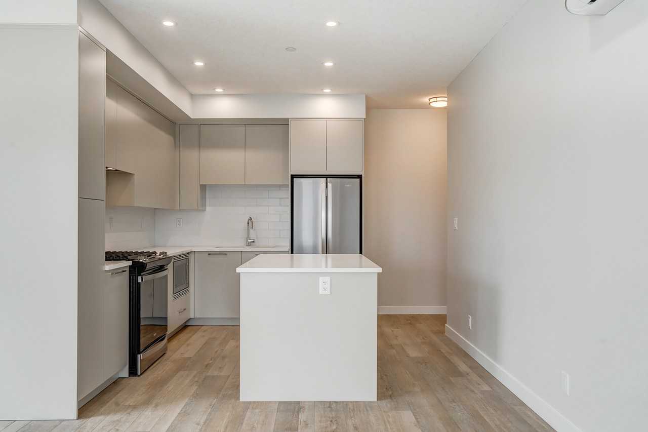 SHORT TERM LEASE Spacious 2 Bedroom Condo in the Capella Building & University District! 2 Parking Stalls! (CP168) - Photo 3 of 43