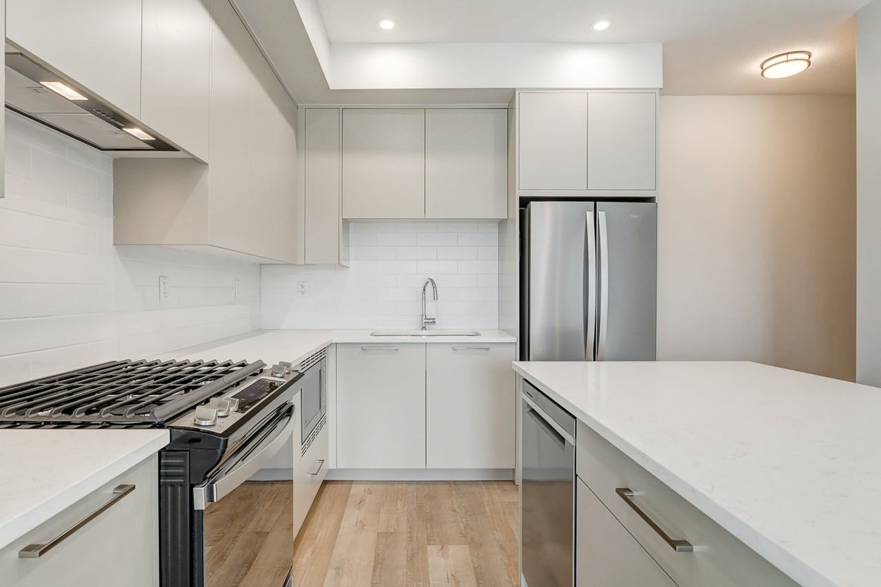 SHORT TERM LEASE Spacious 2 Bedroom Condo in the Capella Building & University District! 2 Parking Stalls! (CP168) - Photo 5 of 43