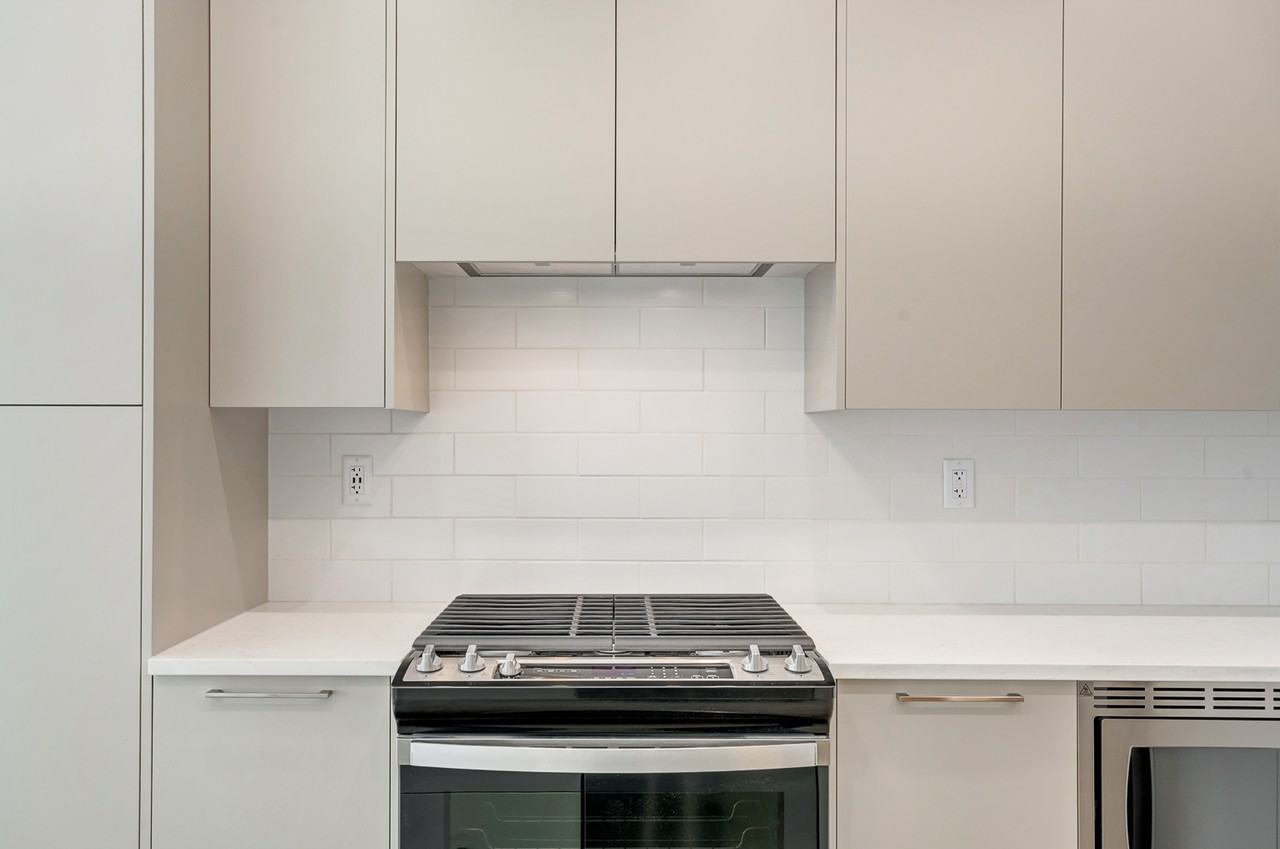 SHORT TERM LEASE Spacious 2 Bedroom Condo in the Capella Building & University District! 2 Parking Stalls! (CP168) - Photo 7 of 43