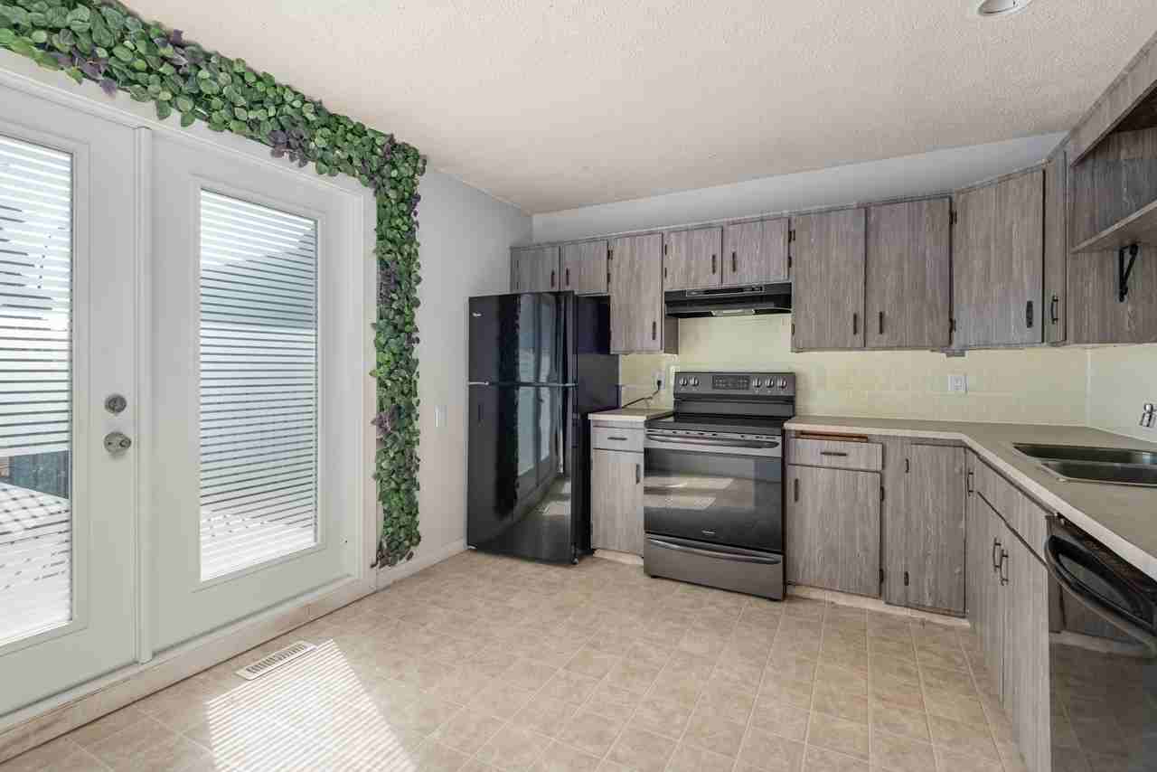 Bright & Spacious Upper Main Unit in Whitehorn - Photo 3 of 7