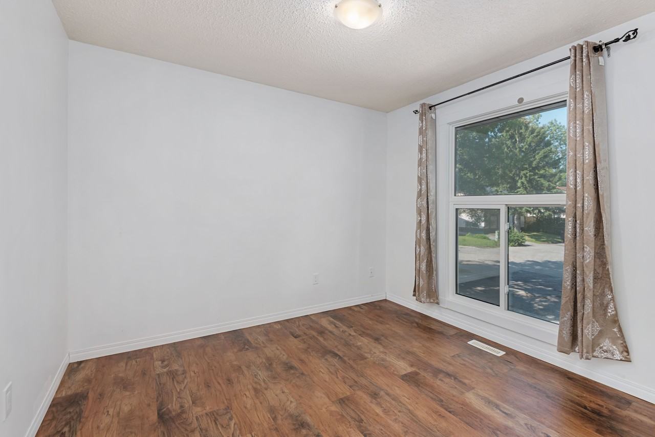 Bright & Spacious Upper Main Unit in Whitehorn - Photo 4 of 7
