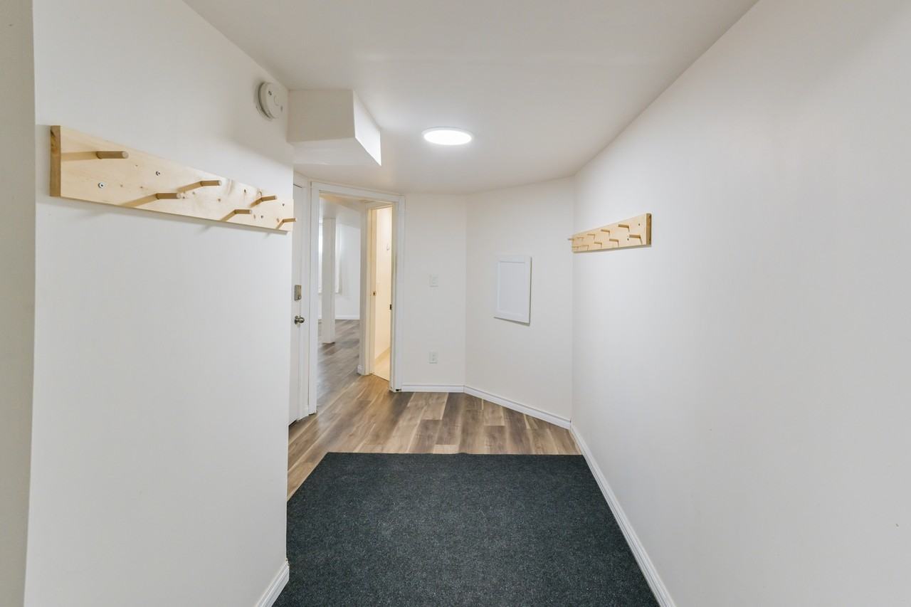 Beautifully Renovated 1 Bedroom Lower Unit in Pineridge - Photo 3 of 21