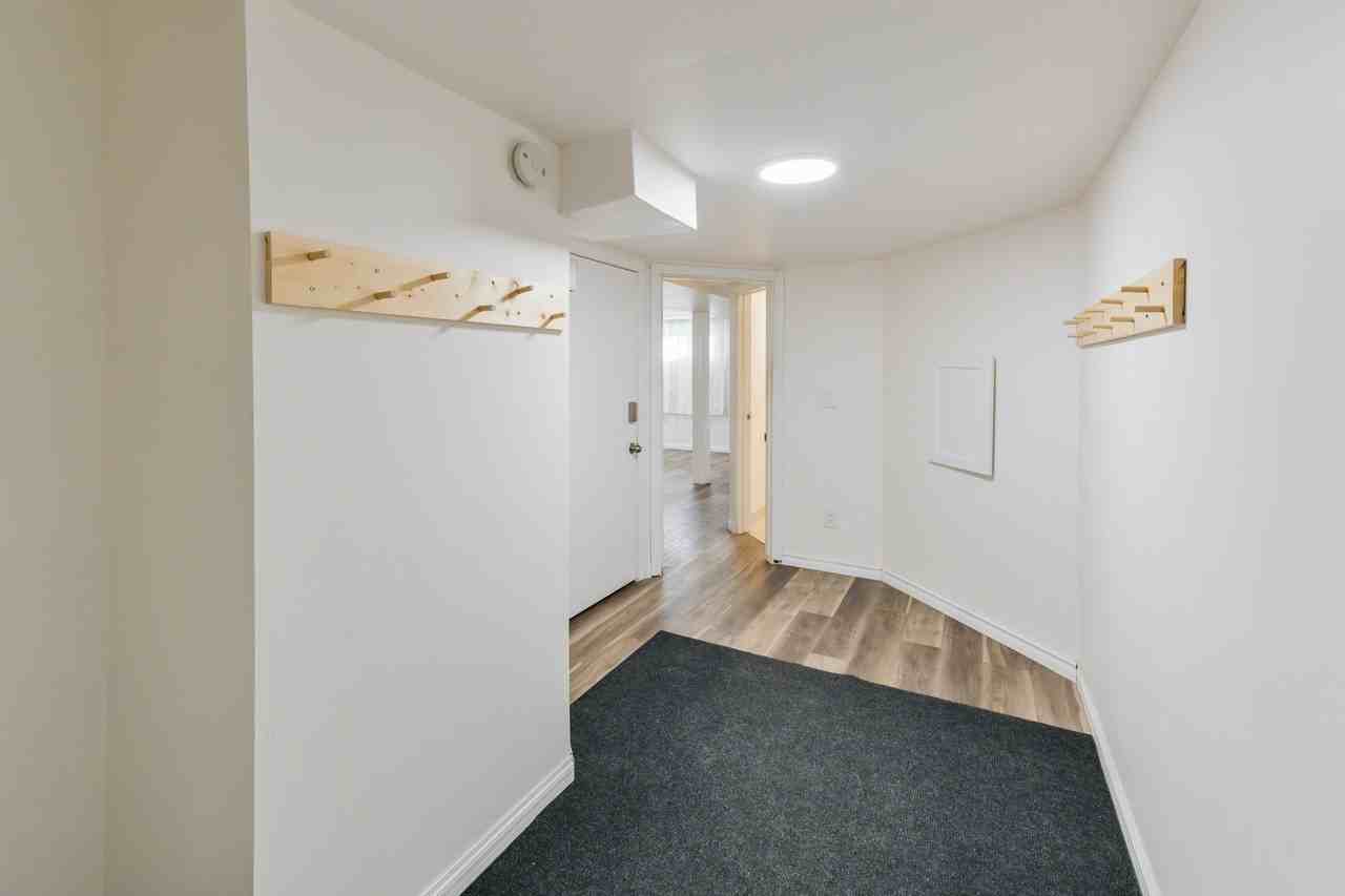 Beautifully Renovated 1 Bedroom Lower Unit in Pineridge - Photo 4 of 21
