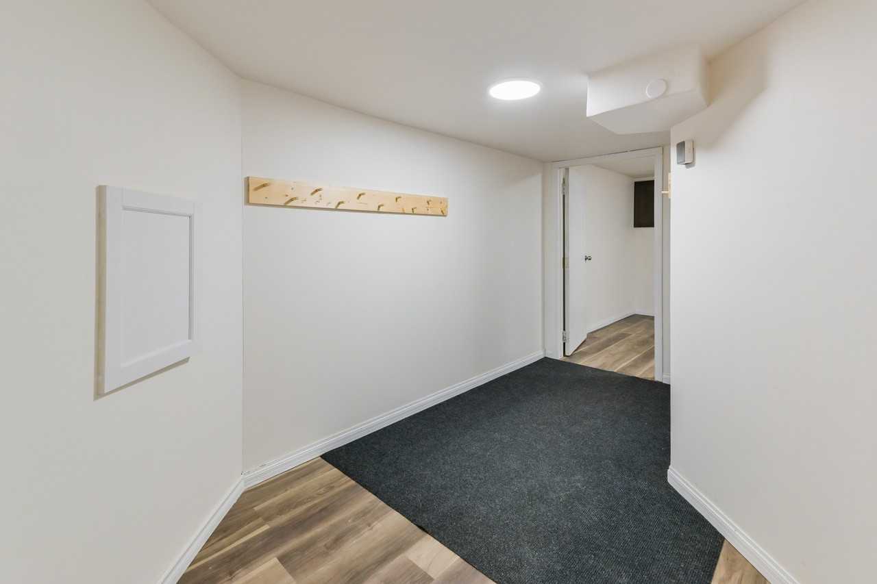 Beautifully Renovated 1 Bedroom Lower Unit in Pineridge - Photo 5 of 21