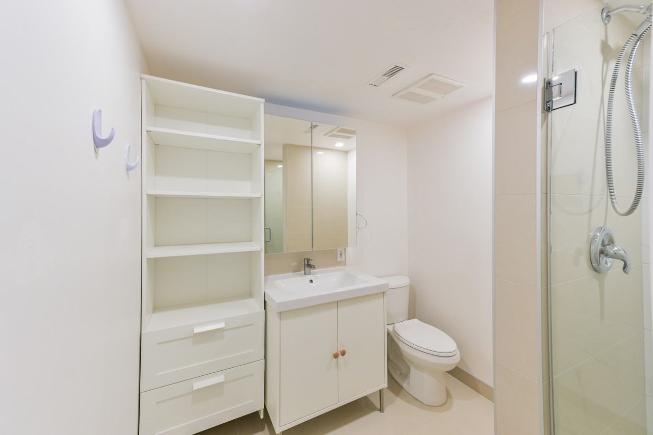 Beautifully Renovated 1 Bedroom Lower Unit in Pineridge - Photo 7 of 21