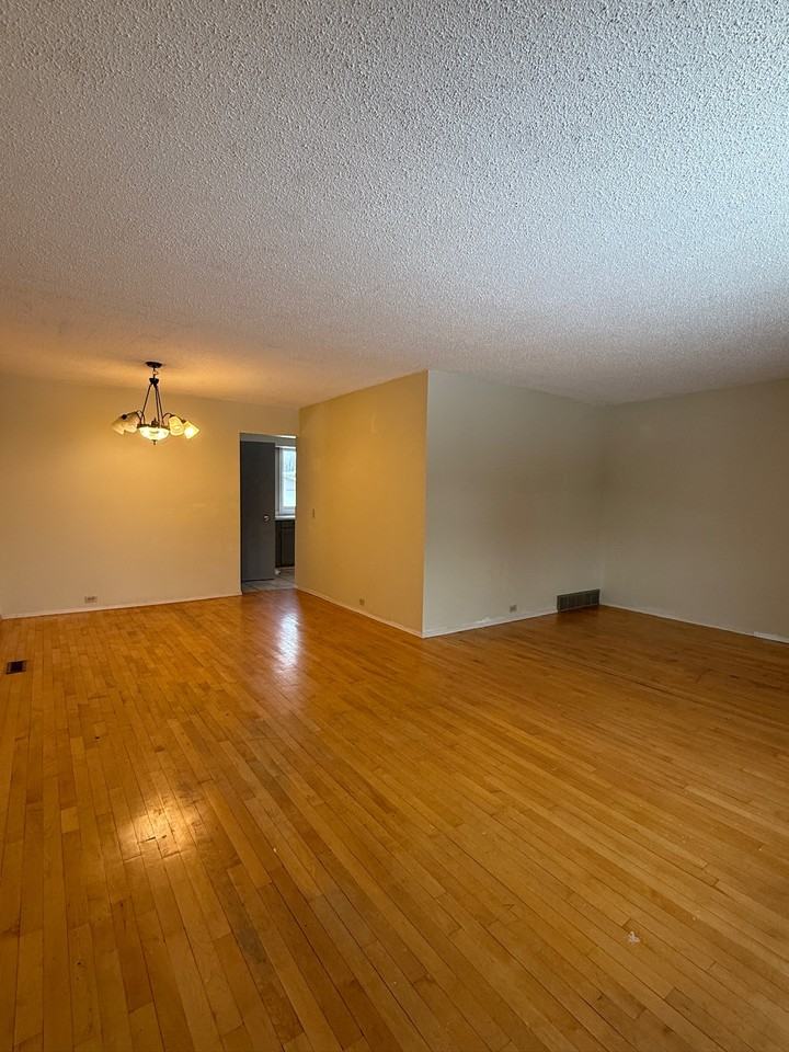 10932 40 Ave NW - Photo 3 of 25