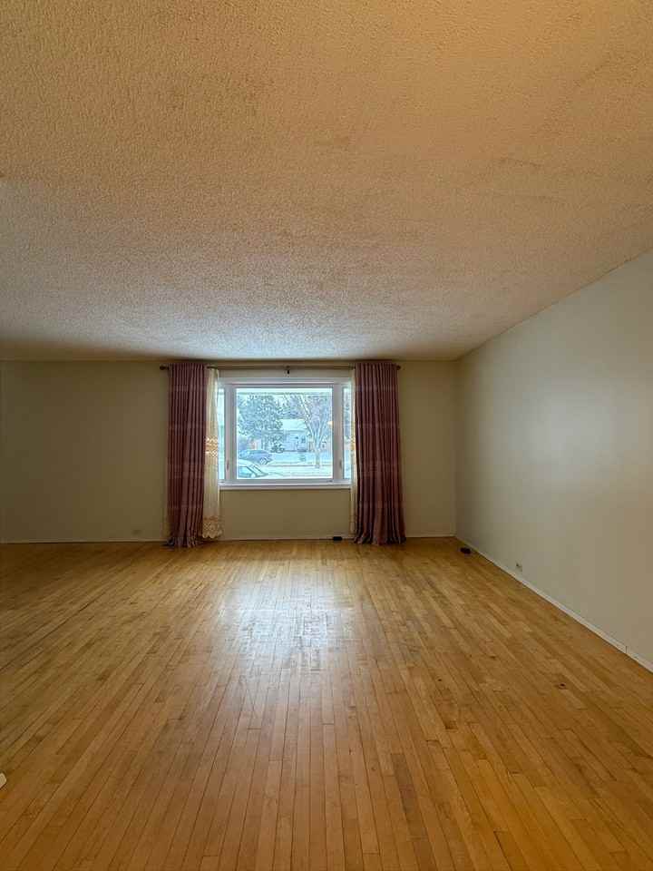 10932 40 Ave NW - Photo 4 of 25