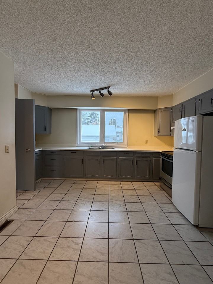 10932 40 Ave NW - Photo 5 of 25