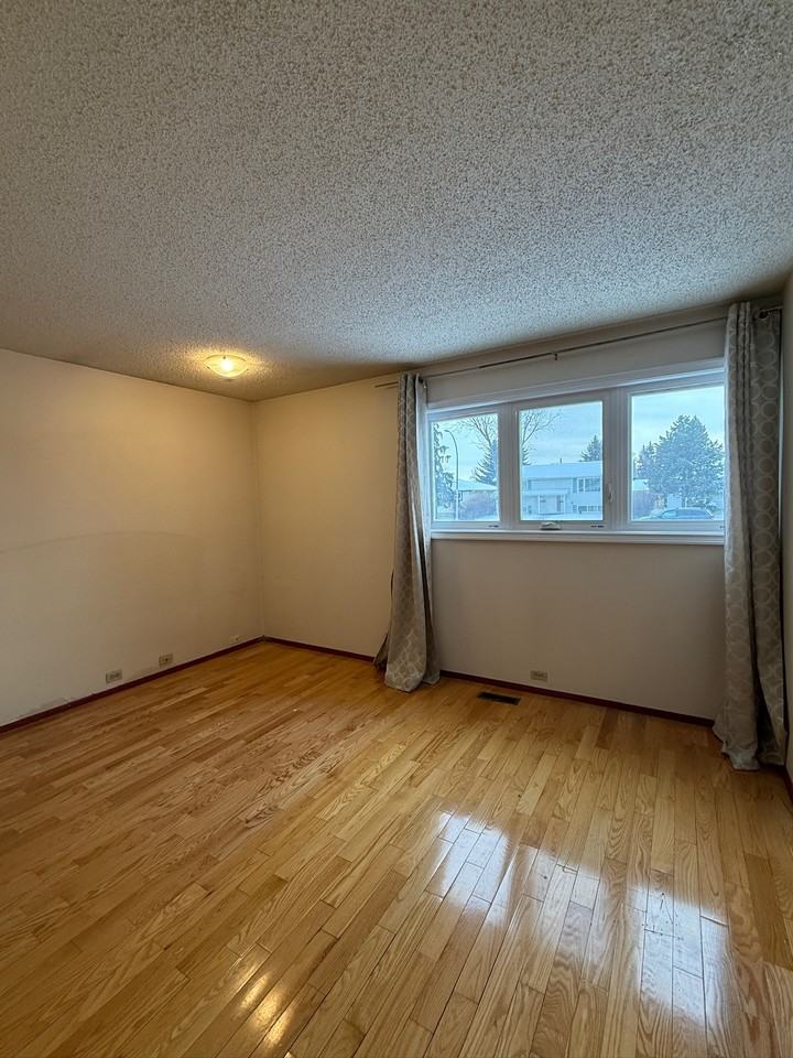 10932 40 Ave NW - Photo 7 of 25