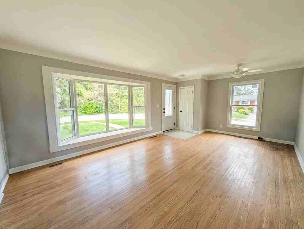 6332 Sherwood Rd - Photo 4 of 29