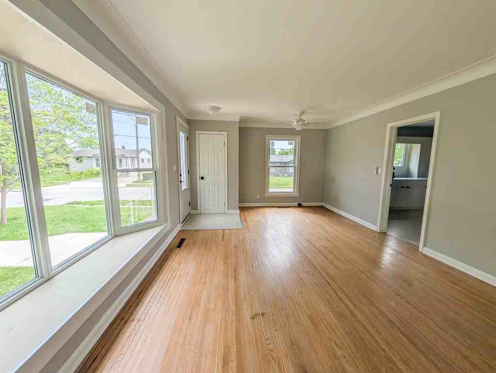 6332 Sherwood Rd - Photo 5 of 29