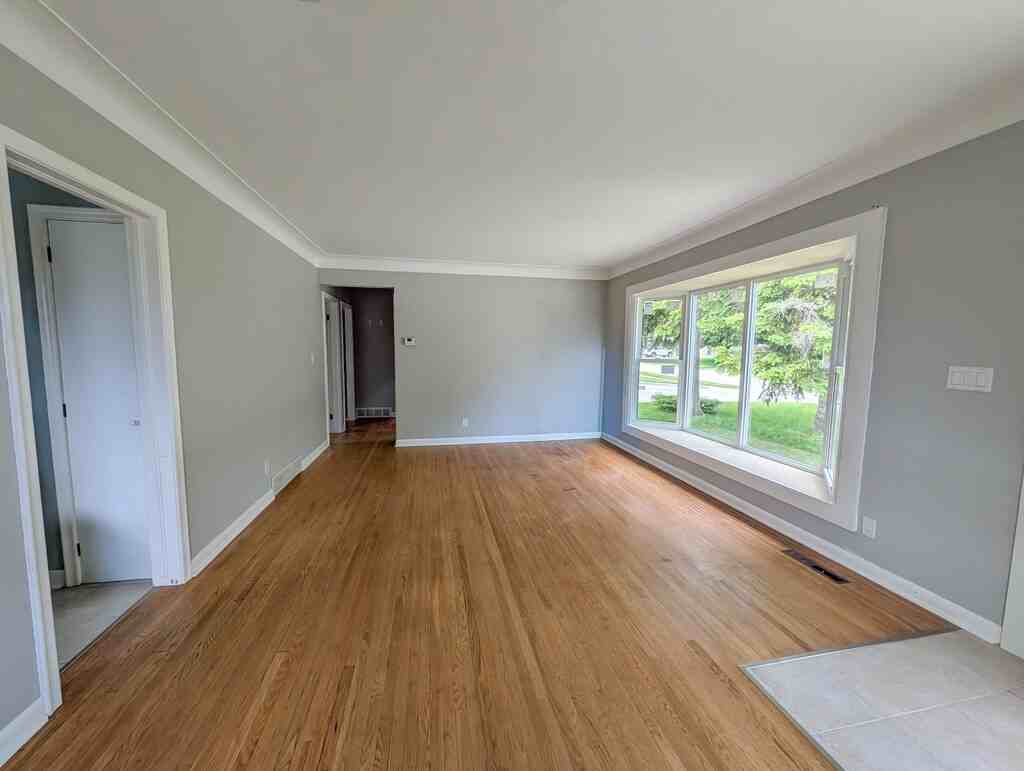 6332 Sherwood Rd - Photo 6 of 29