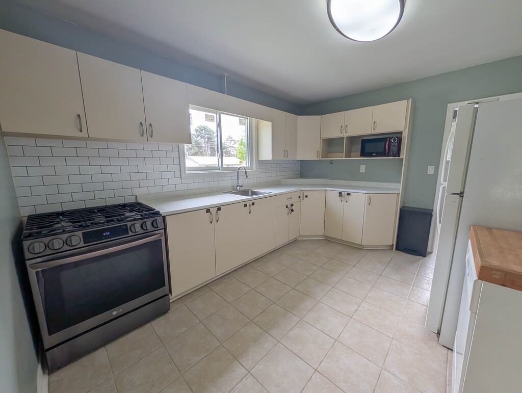 6332 Sherwood Rd - Photo 7 of 29