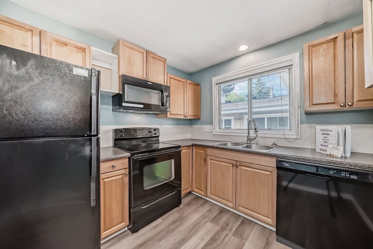 4212 40 Ave Nw - Photo 2 of 37