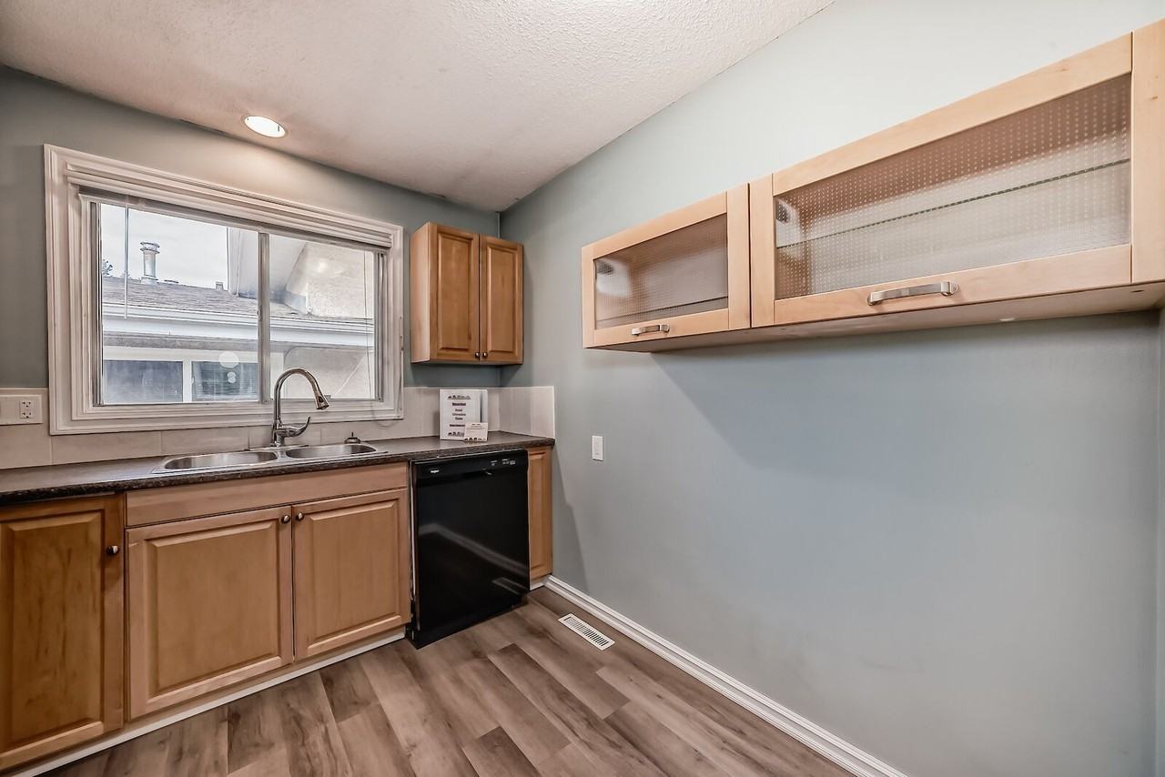 4212 40 Ave Nw - Photo 3 of 37