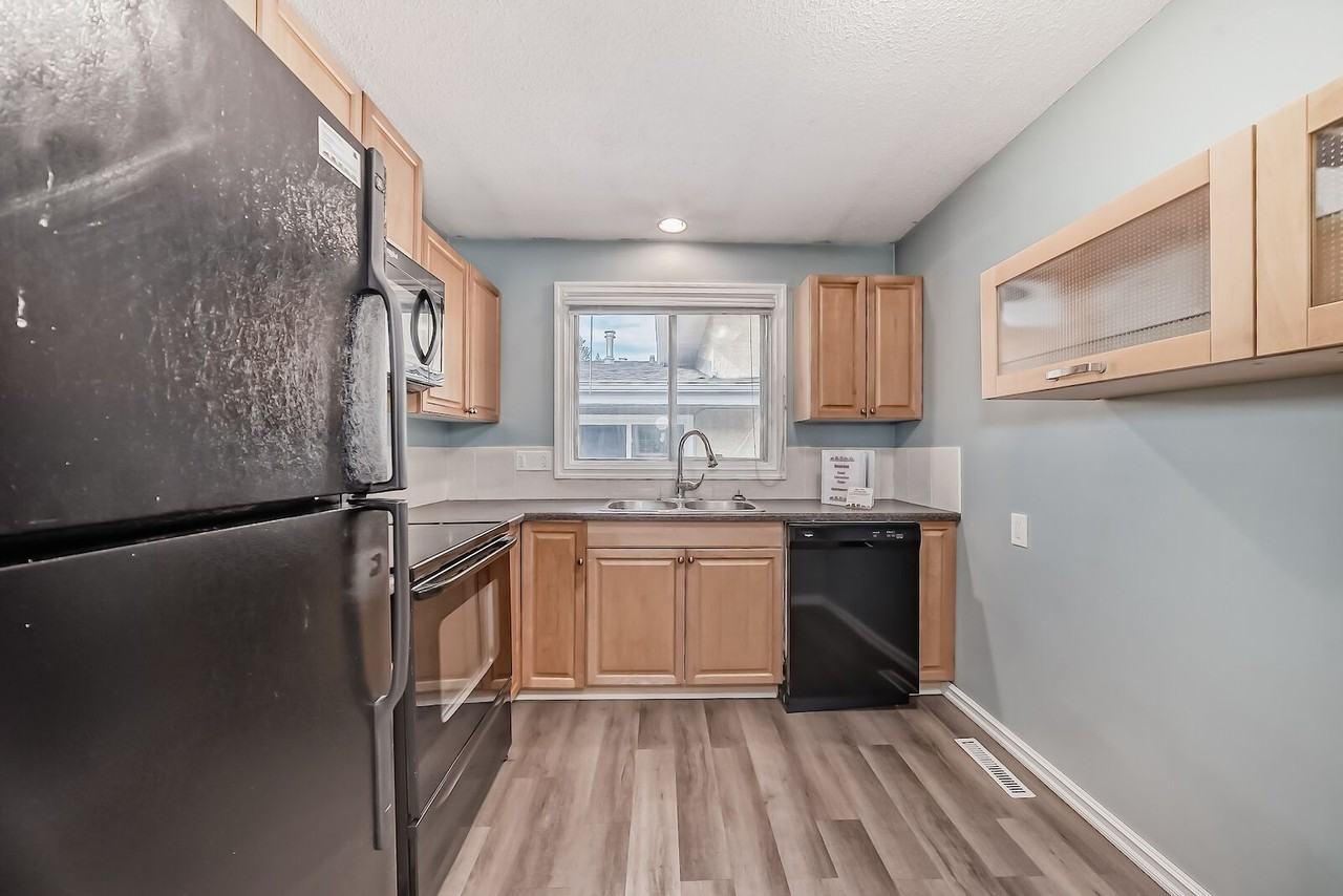 4212 40 Ave Nw - Photo 4 of 37