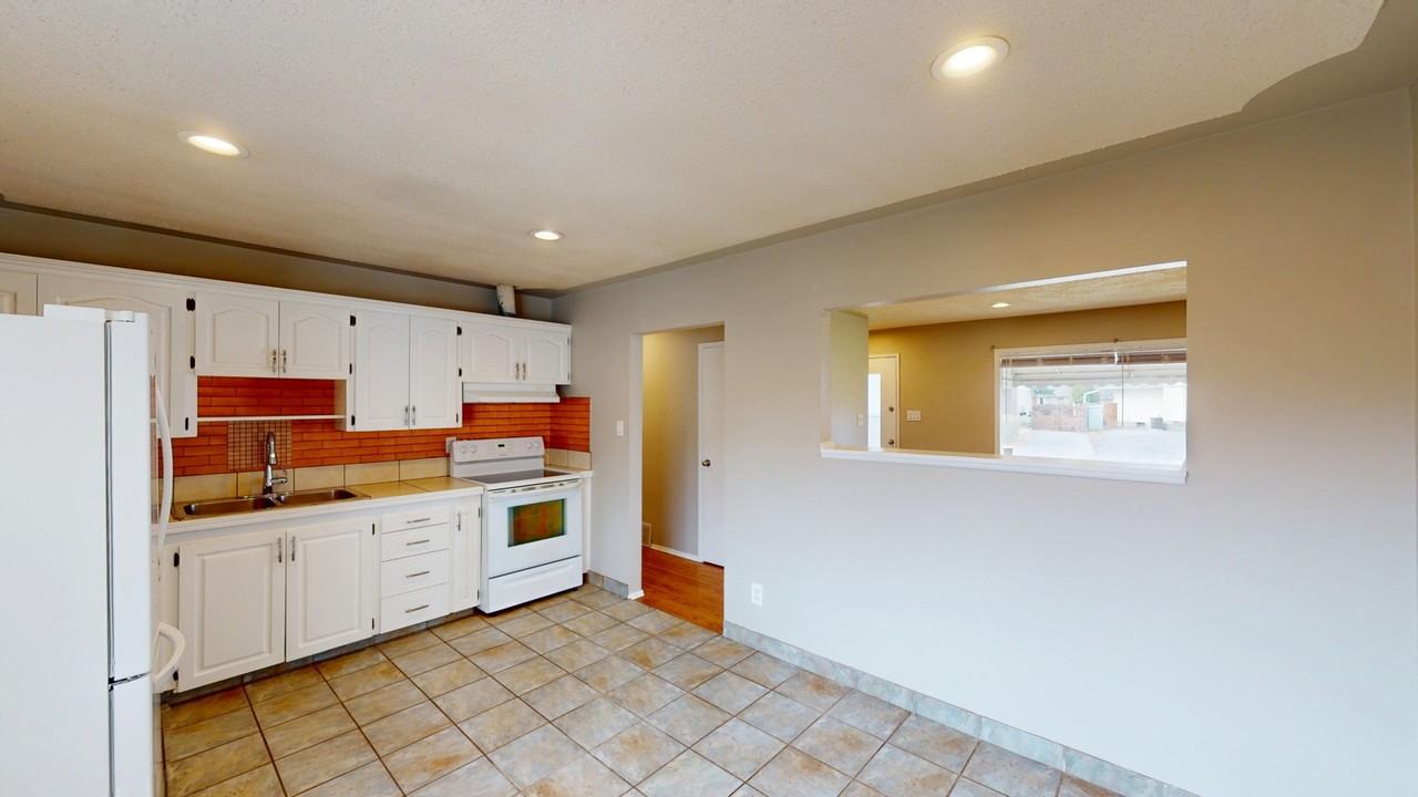 2528 Southwood Dr Se - Photo 2 of 13