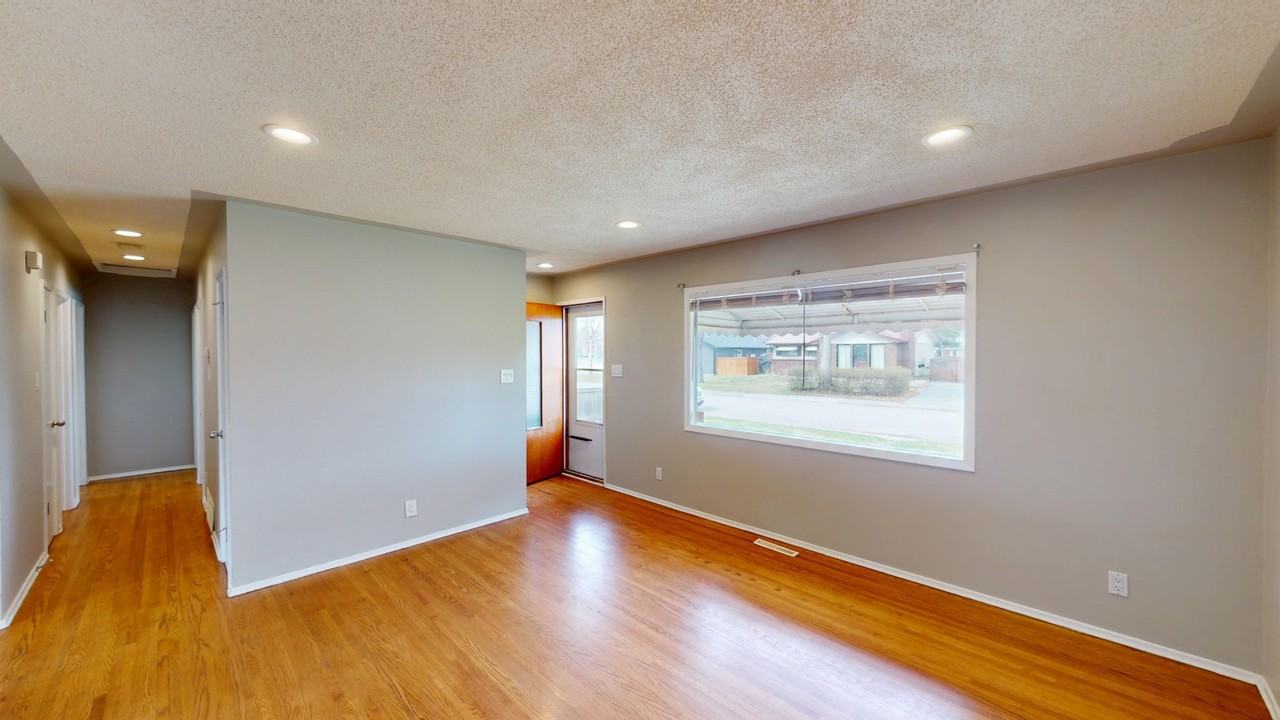 2528 Southwood Dr Se - Photo 3 of 13