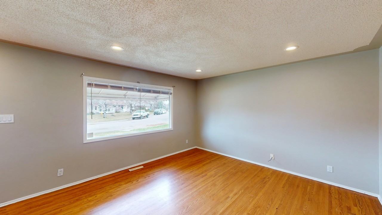 2528 Southwood Dr Se - Photo 5 of 13