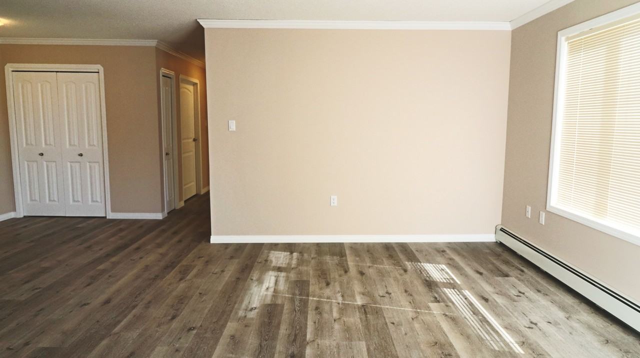 5202 49 St - Photo 3 of 9