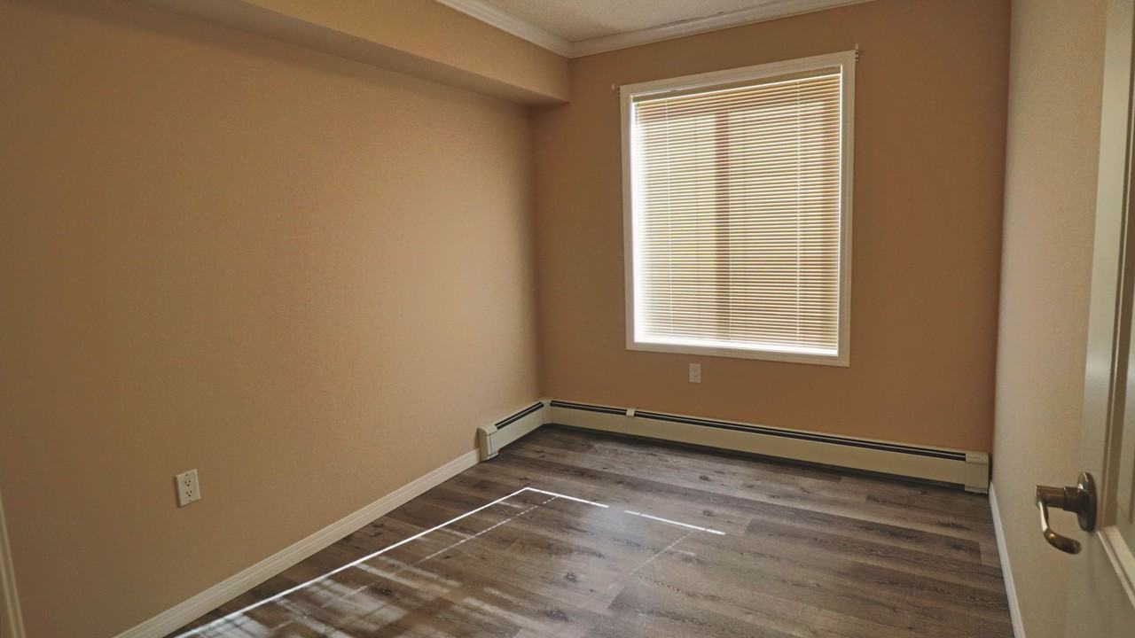 5202 49 St - Photo 5 of 9