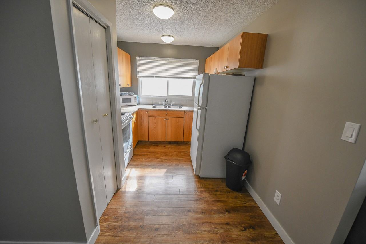 9805 92a St - Photo 5 of 14