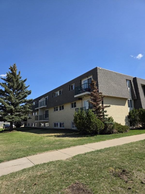 Lakeside Chateau Apartments - Photo 3 of 22