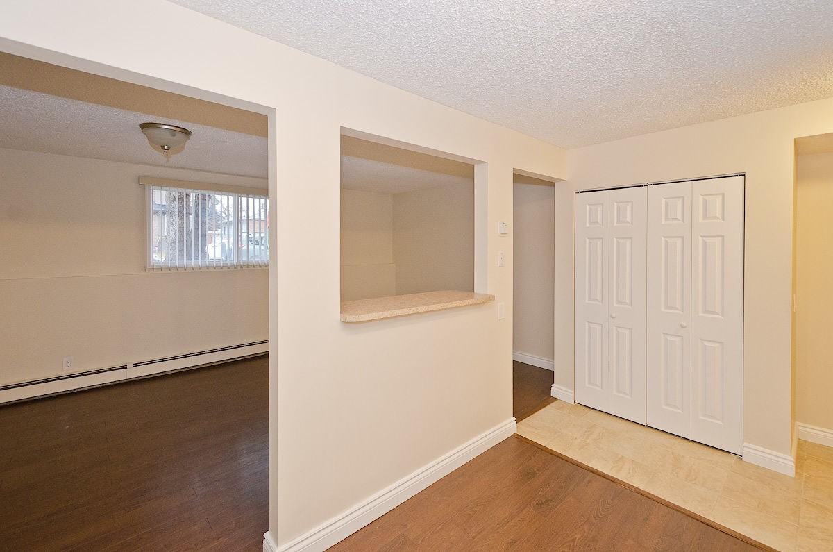 247 20 Avenue NE - Photo 5 of 13