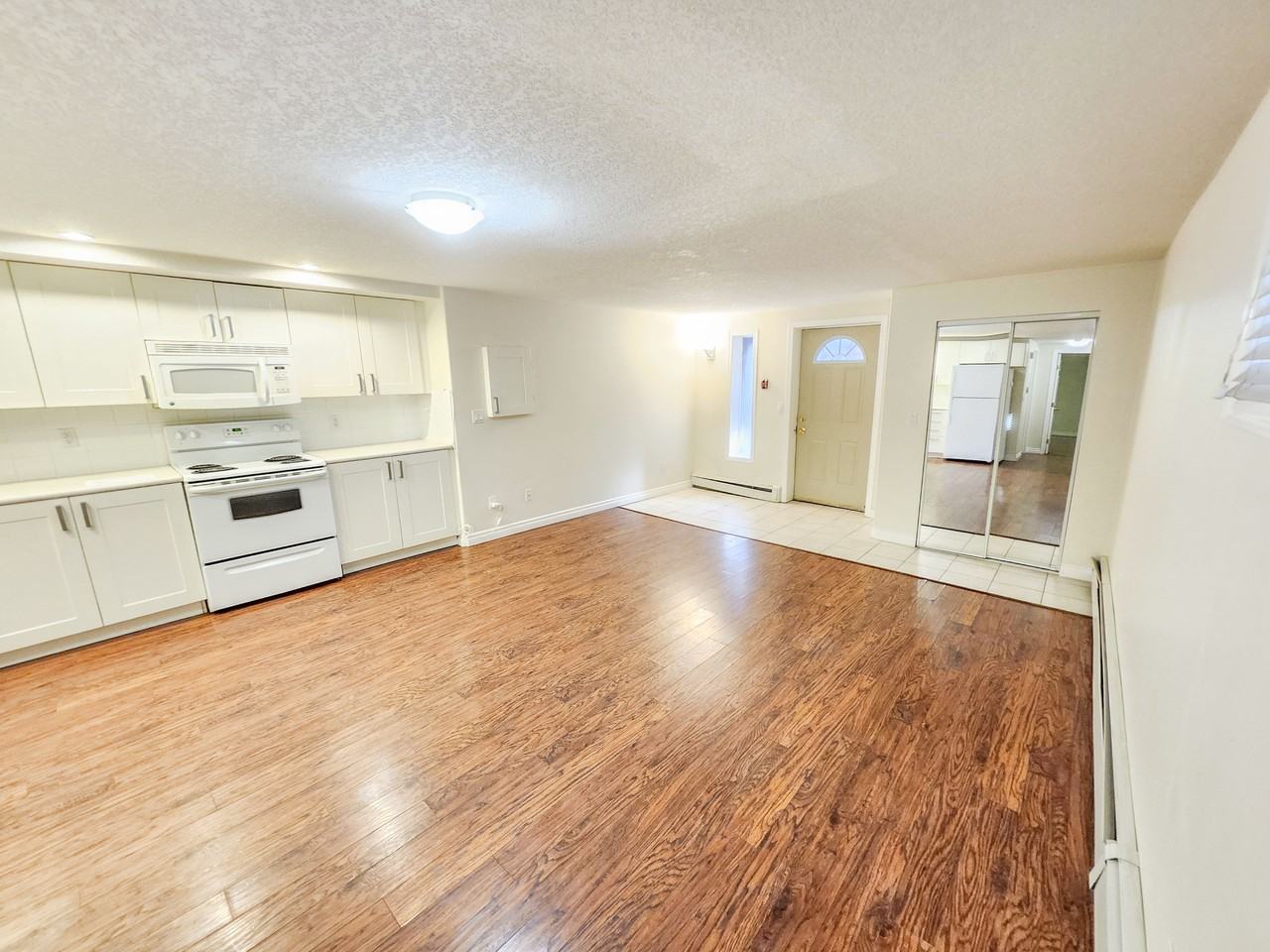 2424 14 Street SW - Photo 3 of 40
