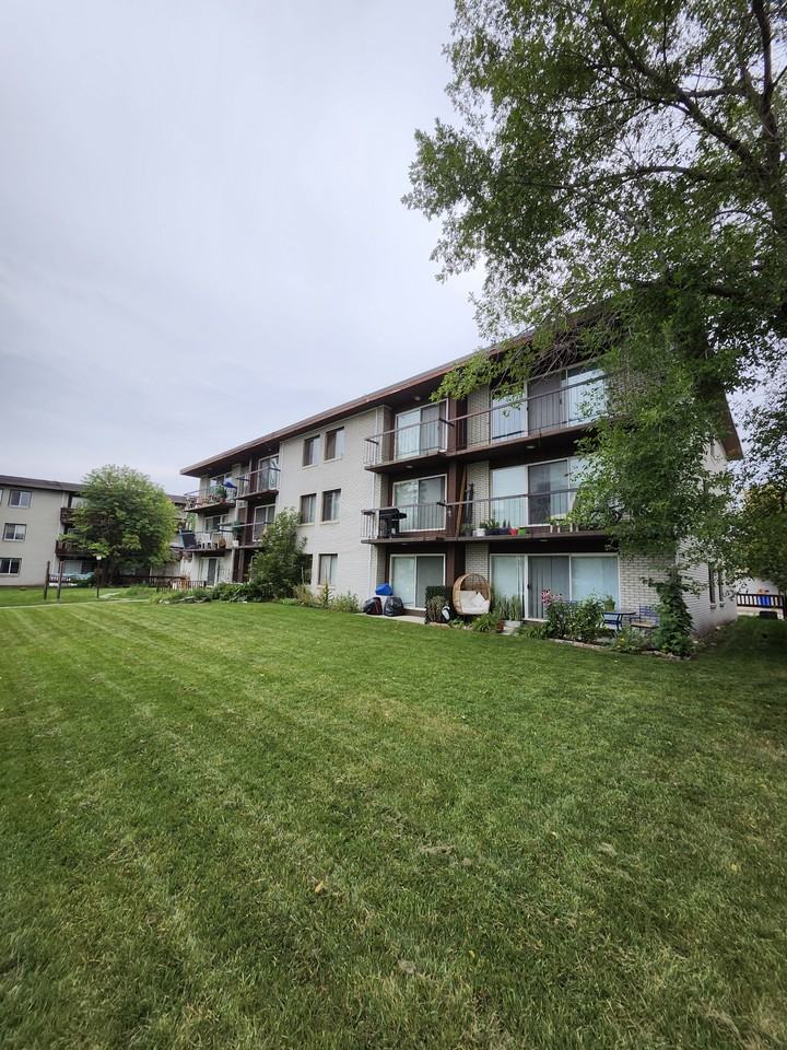 7627 4a Street SW - Photo 2 of 28