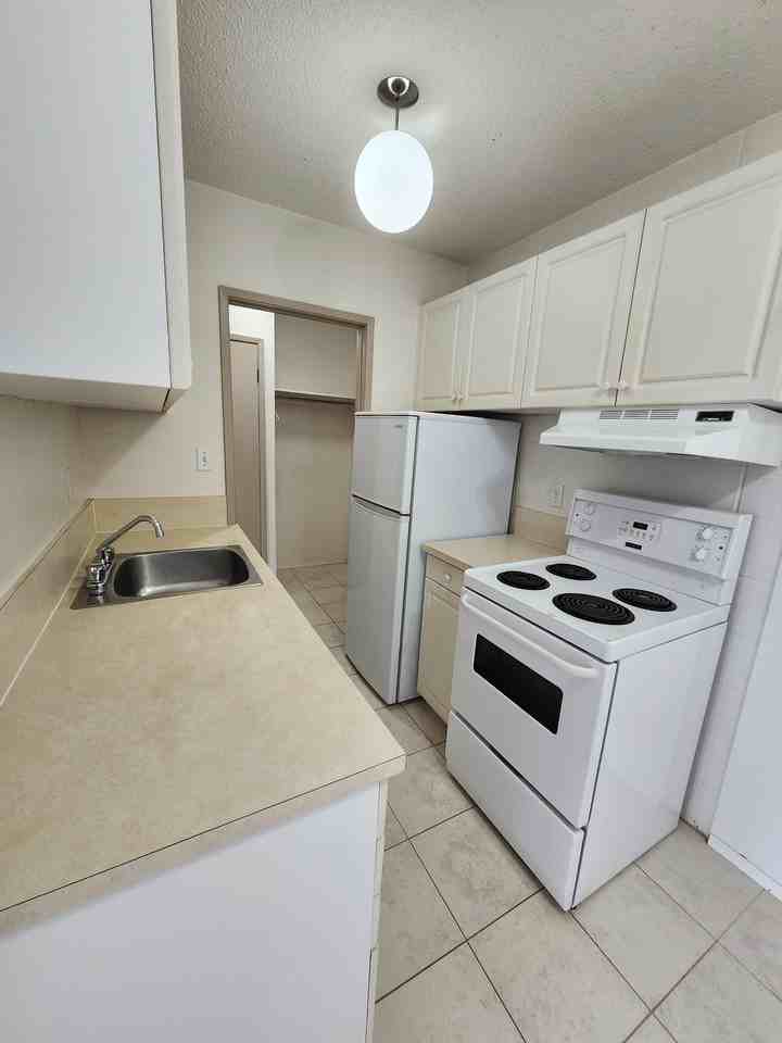 7627 4a Street SW - Photo 4 of 28