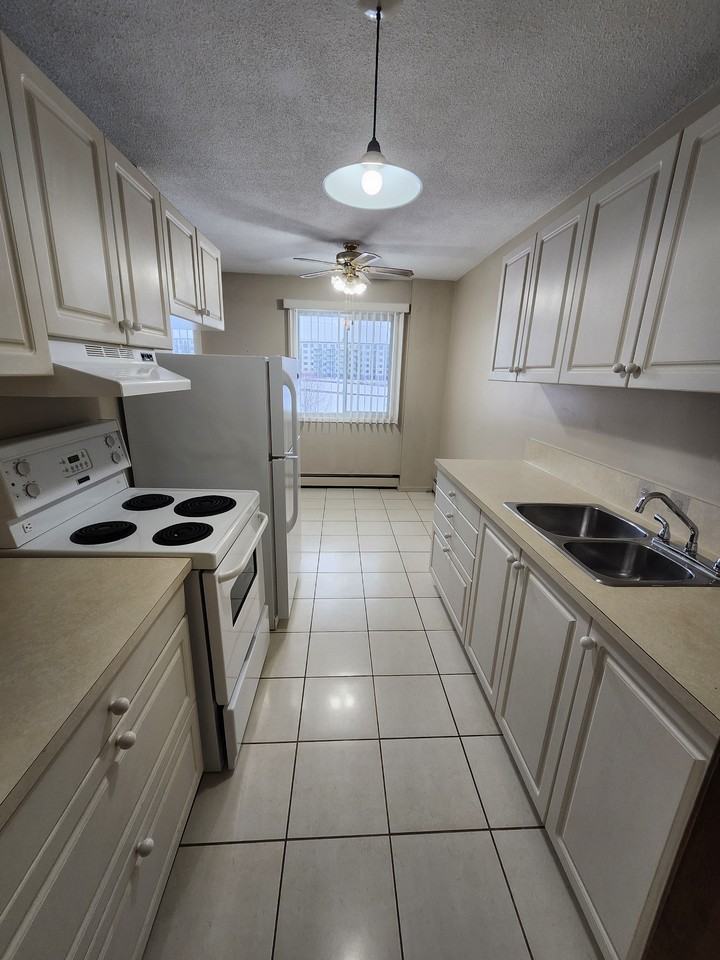 7627 4a St Sw - Photo 3 of 18