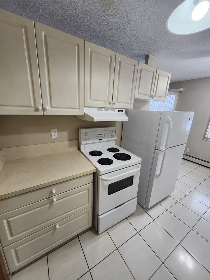 7627 4a St Sw - Photo 4 of 18