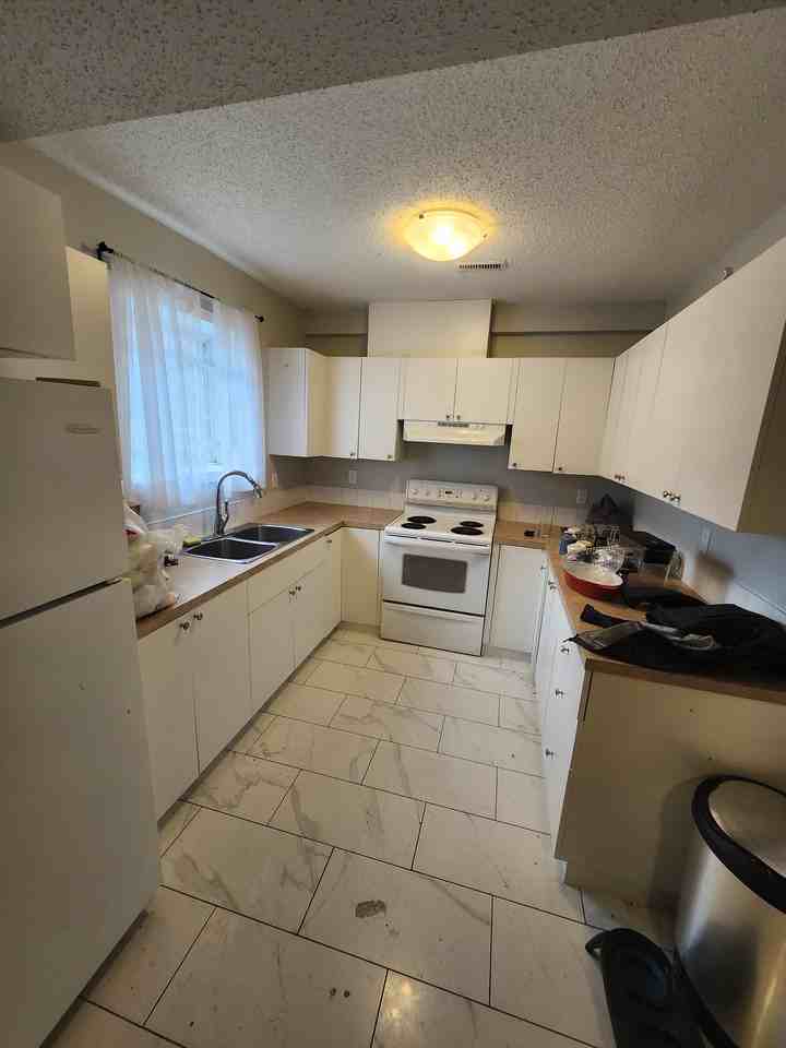 1317 37 Street SE - Photo 3 of 6