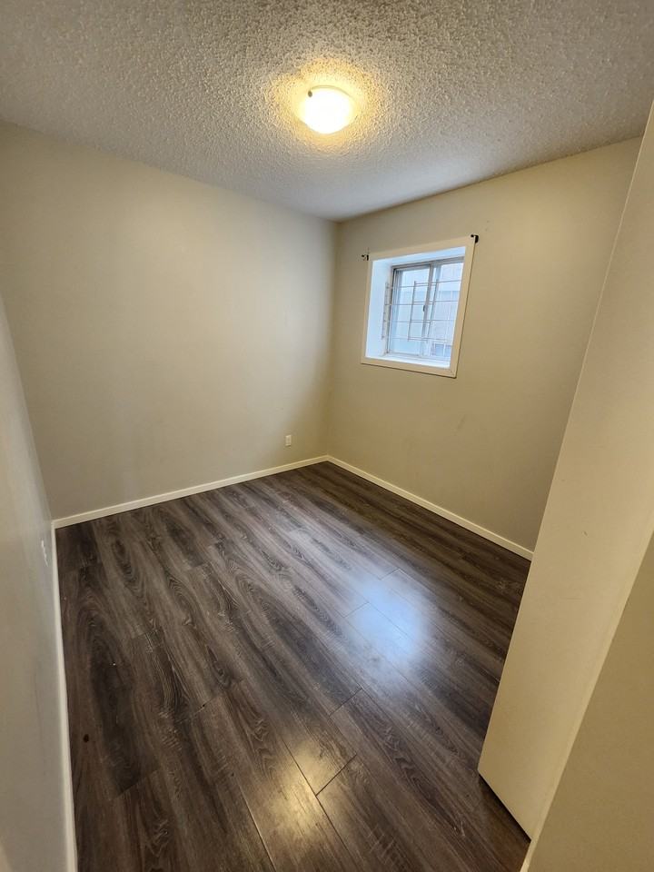 1317 37 Street SE - Photo 4 of 6