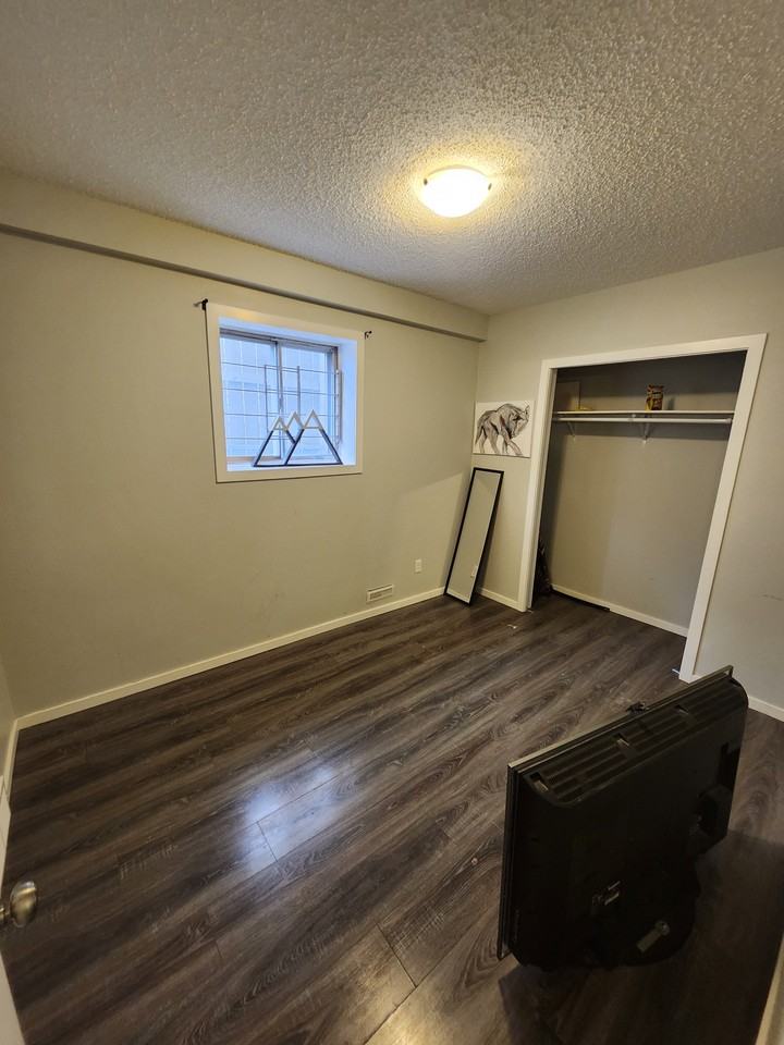 1317 37 Street SE - Photo 5 of 6
