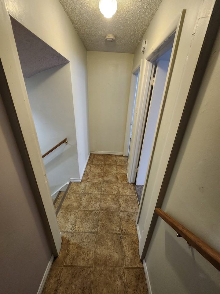 617 68 Avenue SW - Photo 2 of 16