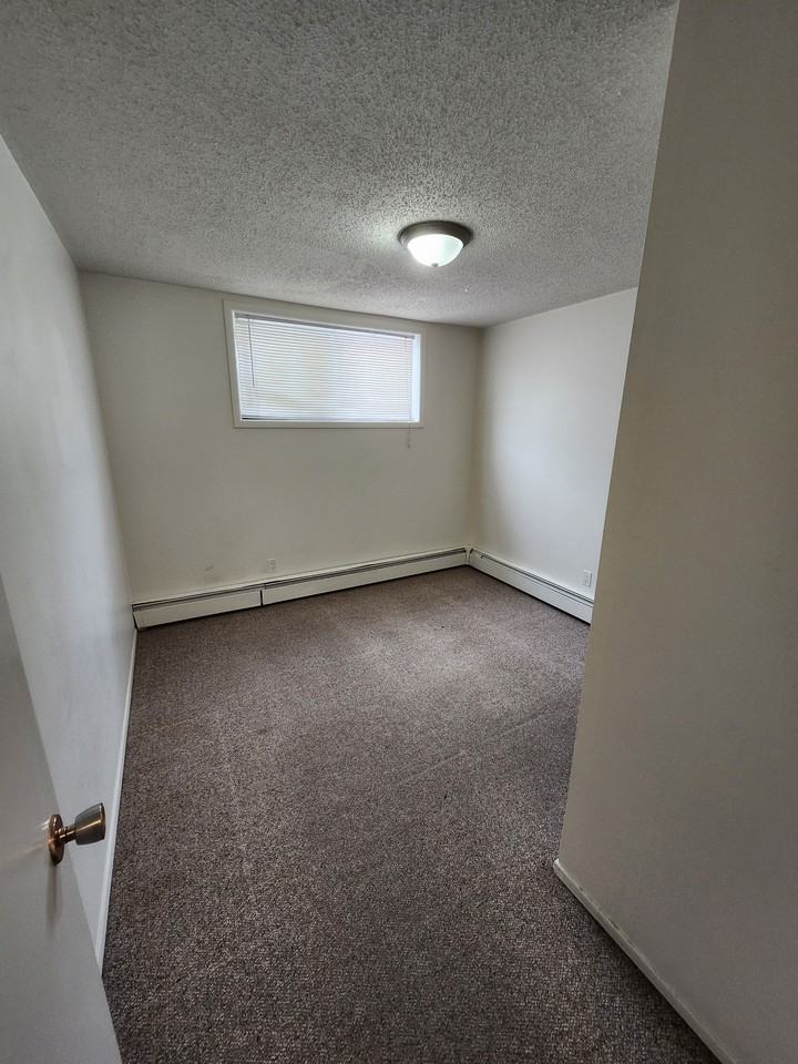 617 68 Avenue SW - Photo 3 of 16
