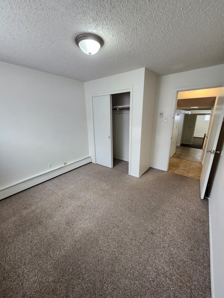 617 68 Avenue SW - Photo 4 of 16