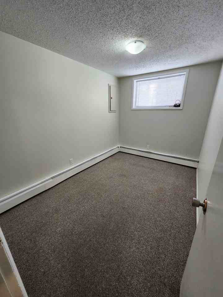 617 68 Avenue SW - Photo 5 of 16