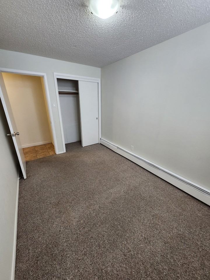 617 68 Avenue SW - Photo 6 of 16