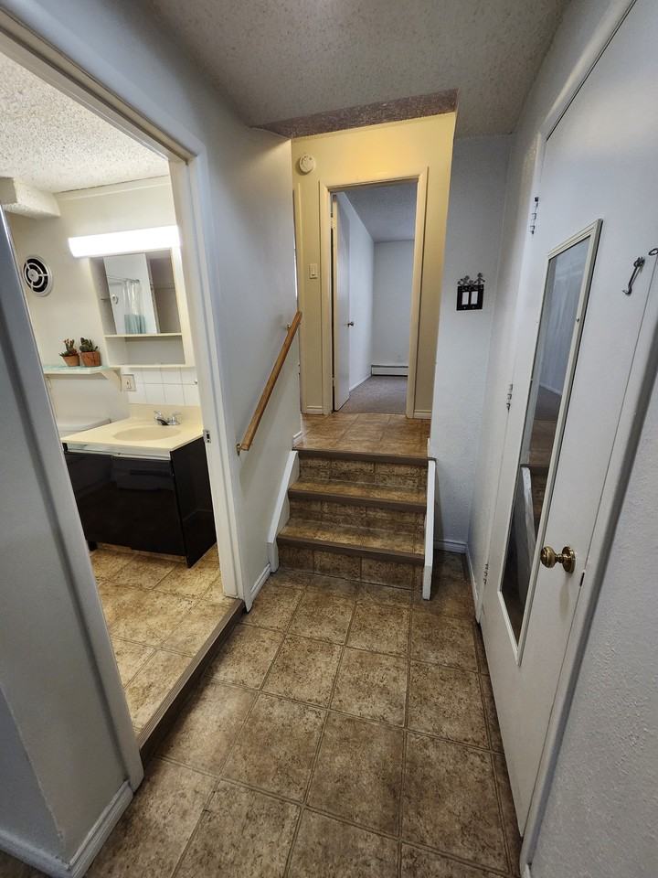 617 68 Avenue SW - Photo 7 of 16