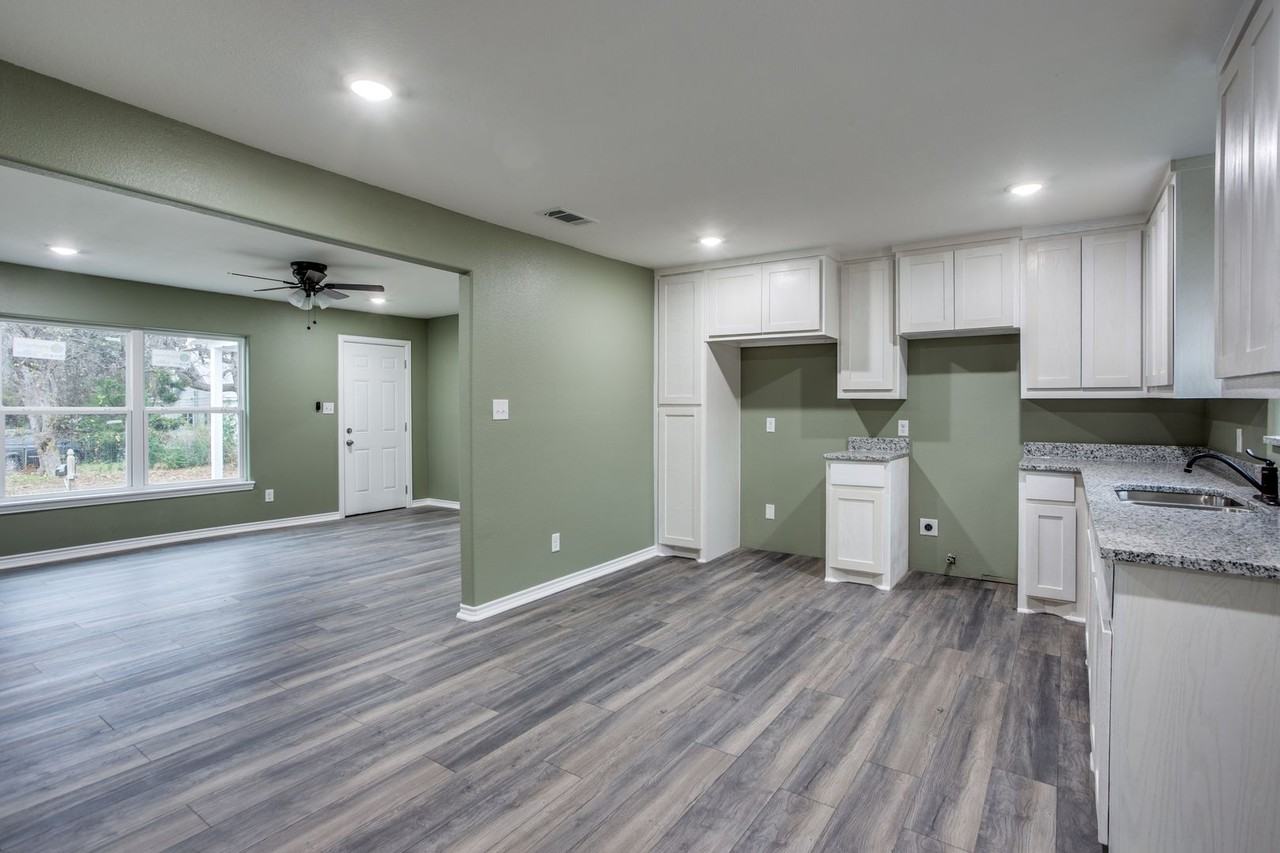 420 S Gribble St - Photo 4 of 16