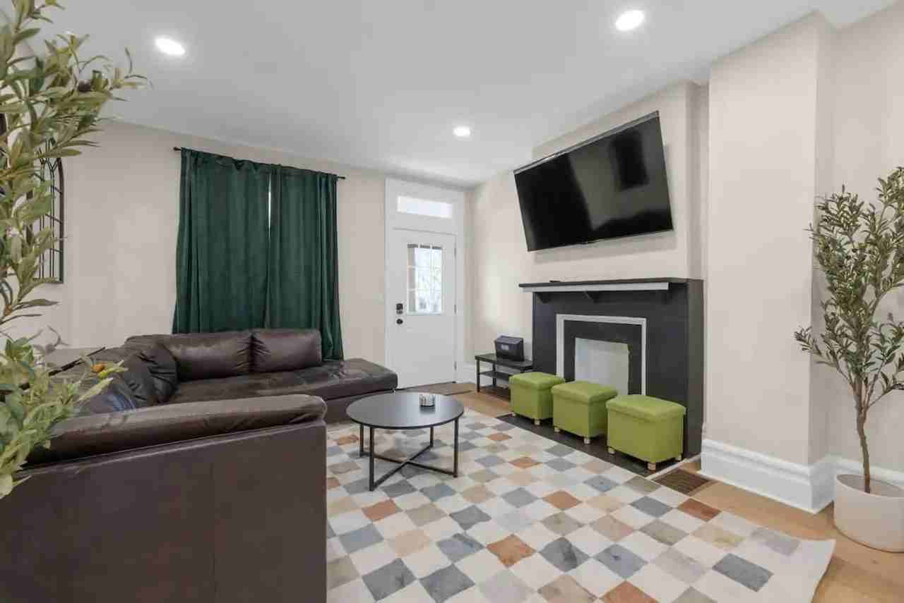 2552 Glenmawr Ave #1407032P - Photo 2 of 34