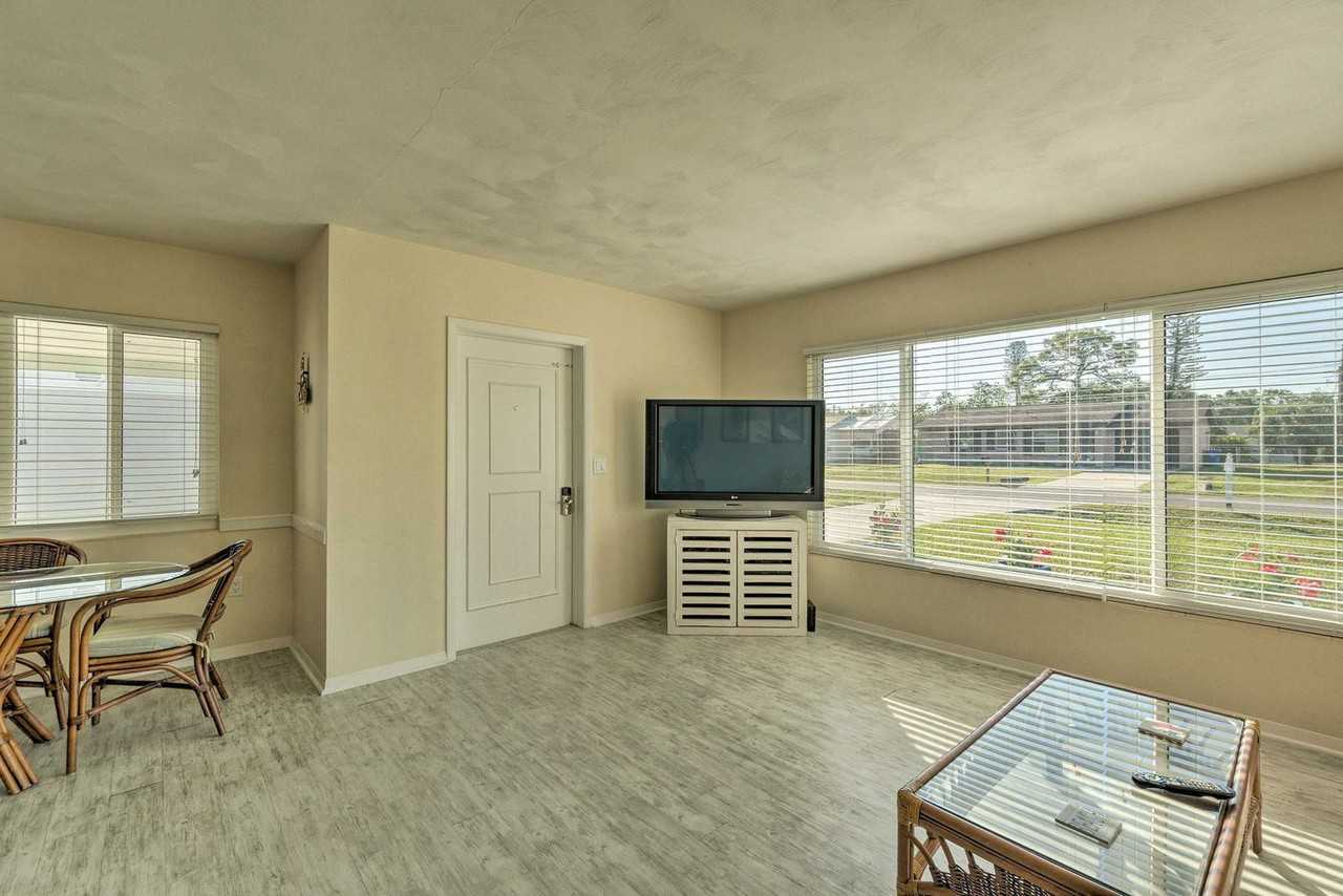 1017 Pineland Ave #1545700P - Photo 3 of 22