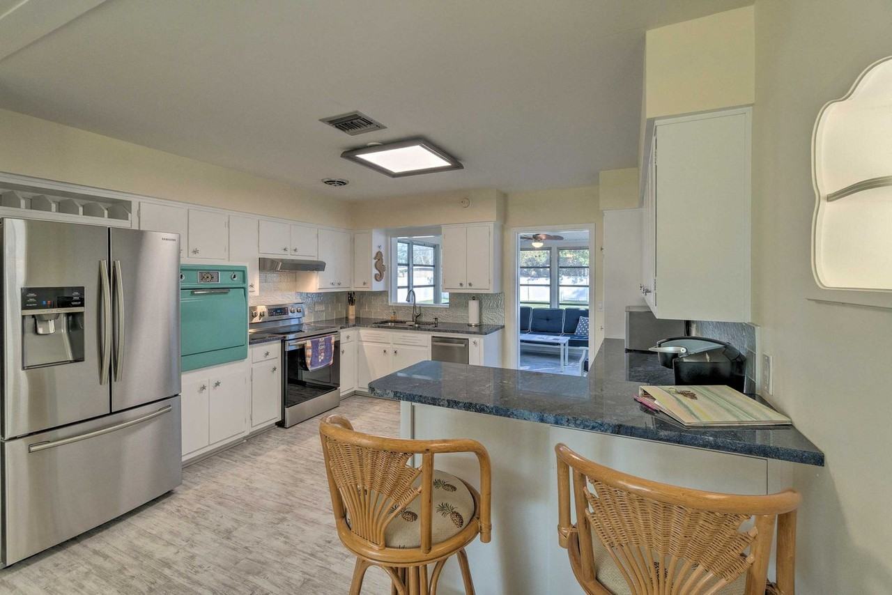1017 Pineland Ave #1545700P - Photo 7 of 22