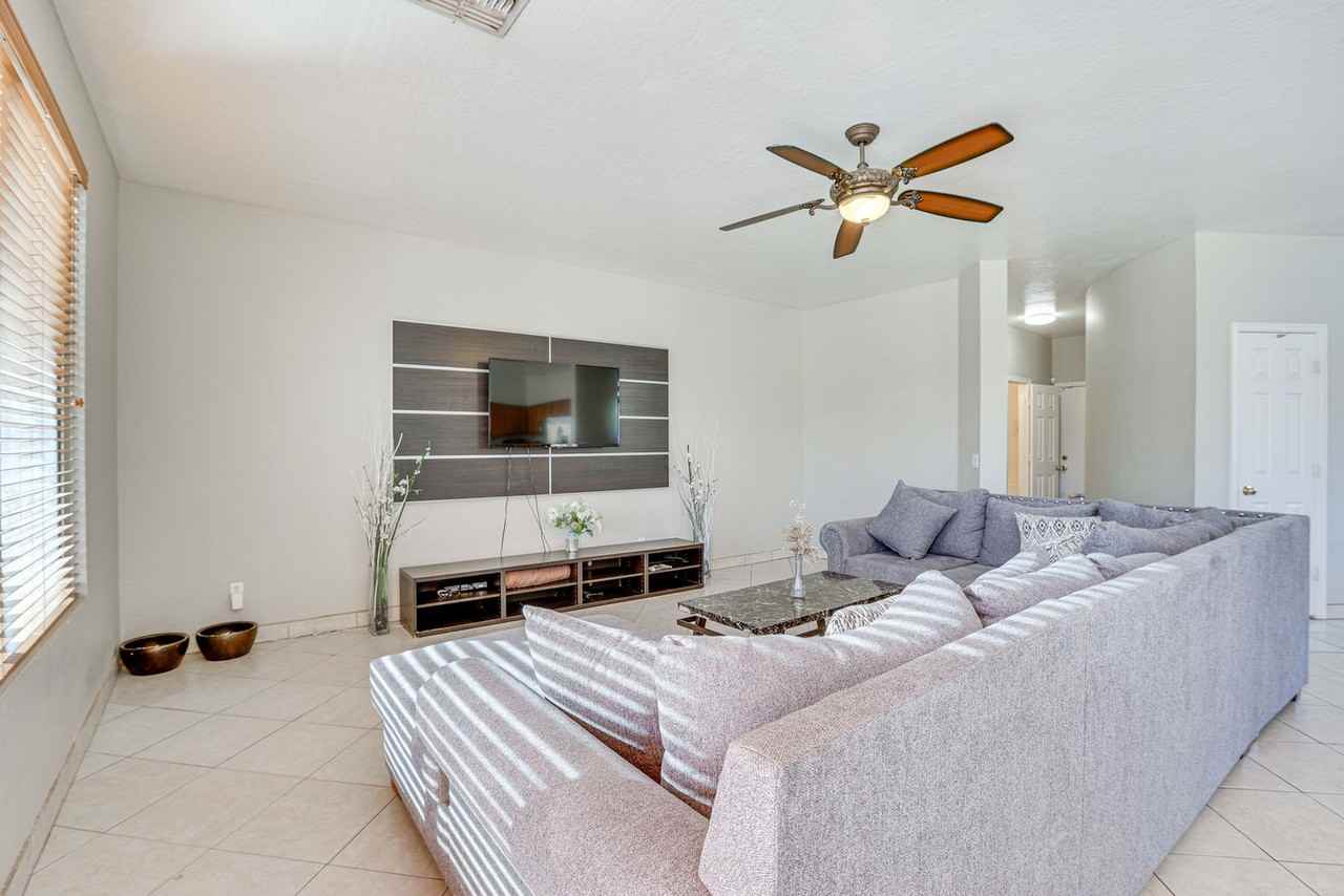 2907 W Carson Rd #1546312P - Photo 2 of 33